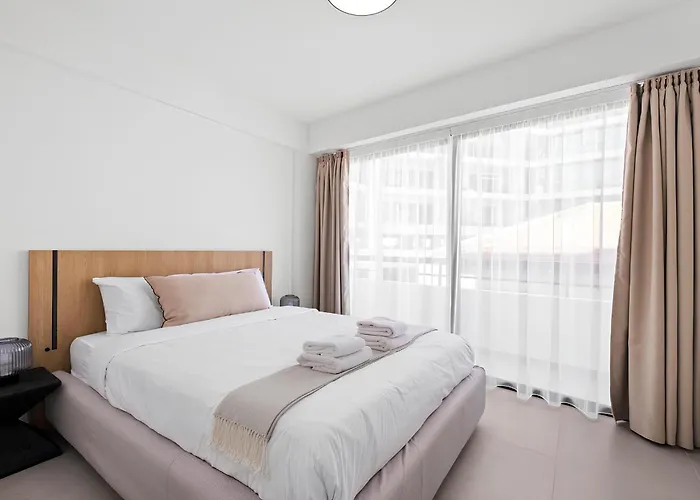 Finikoudes Marina View #201 アパート *