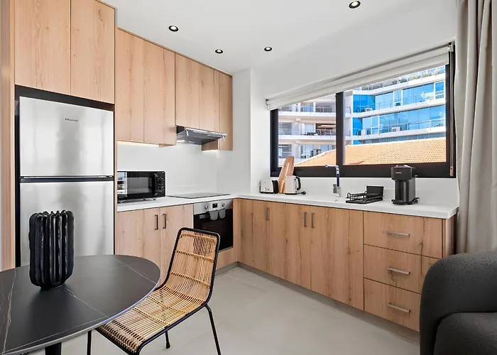 Finikoudes Marina View #201 アパート *